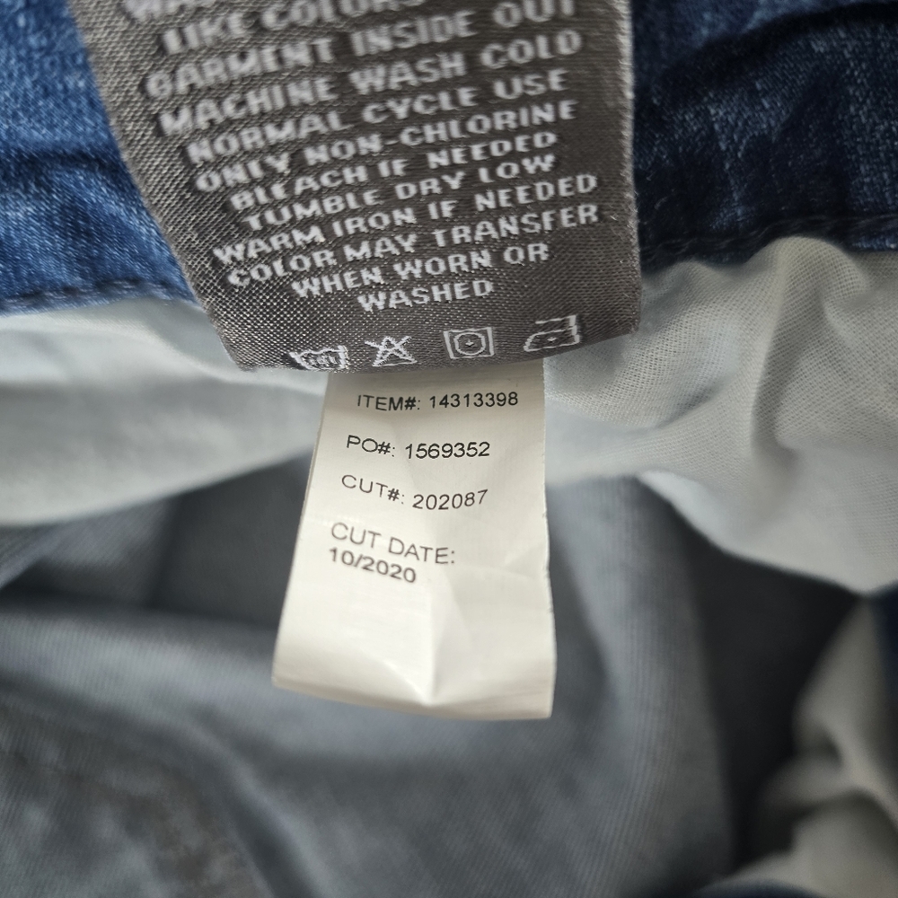 Torrid Boyfriend Bermuda Vintage Stretch Denim Short Distressed Womens Size 26 - Picture 12 of 12